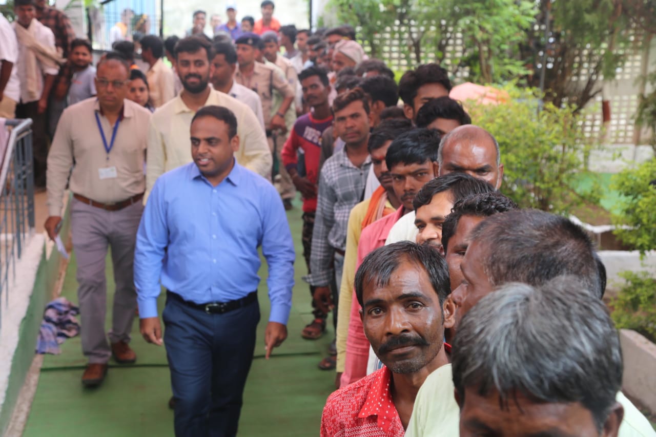 जबलपुर कलेक्टर इलैया राजा टी निरीक्षण करते हुए।