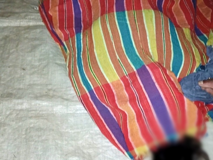 घर में फंदे से उतारने के बाद रखा गया पीड़िता का शव।