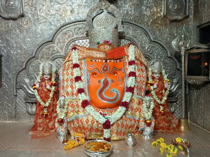 Bappa and Ranjit Baba's punishment court, devotees make God's makeup