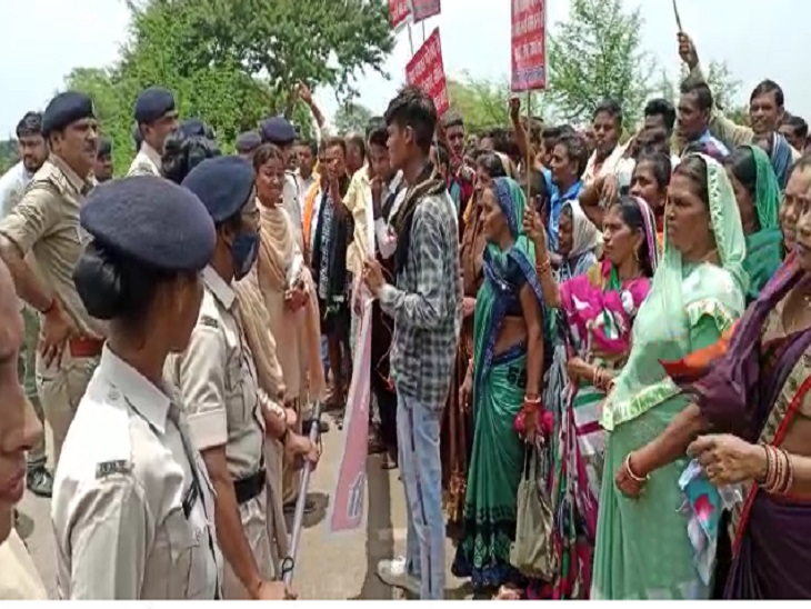 प्रदर्शन में महिलाएं भी शामिल हुईं थीं।