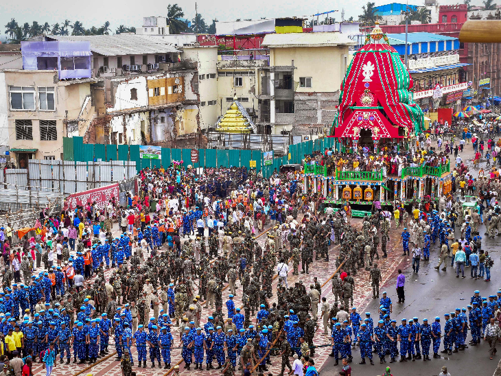 रथ यात्रा उत्सव से पहले गुरुवार को भगवान जगन्नाथ का रथ सिंहद्वार की ओर खींचा लाया गया। इतने ऊंचे और विशाल रथ तैयार करने में लोहे की एक कील का इस्तेमाल भी नहीं किया जाता।