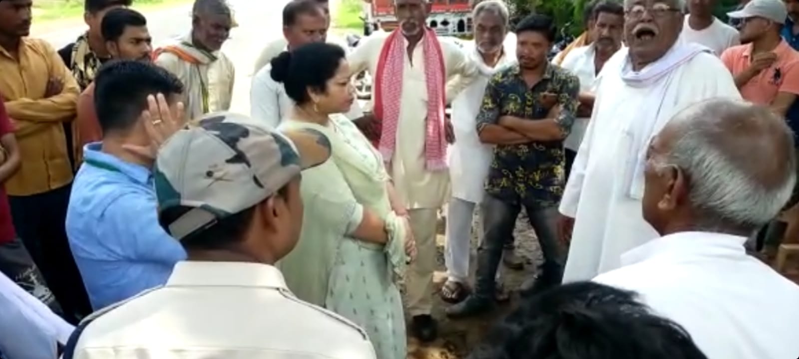 एडीएम गांव वालों को समझाने का प्रयास करते हुए