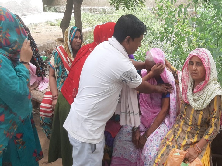 राजेश कुमारी की हत्या के बाद विलाप करती महिला को संभालते परिजन।