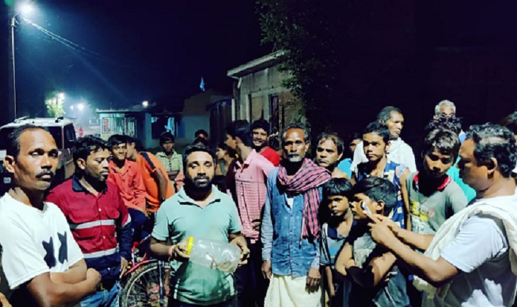 मौके पर जमा ग्रामीणों की भीड़।