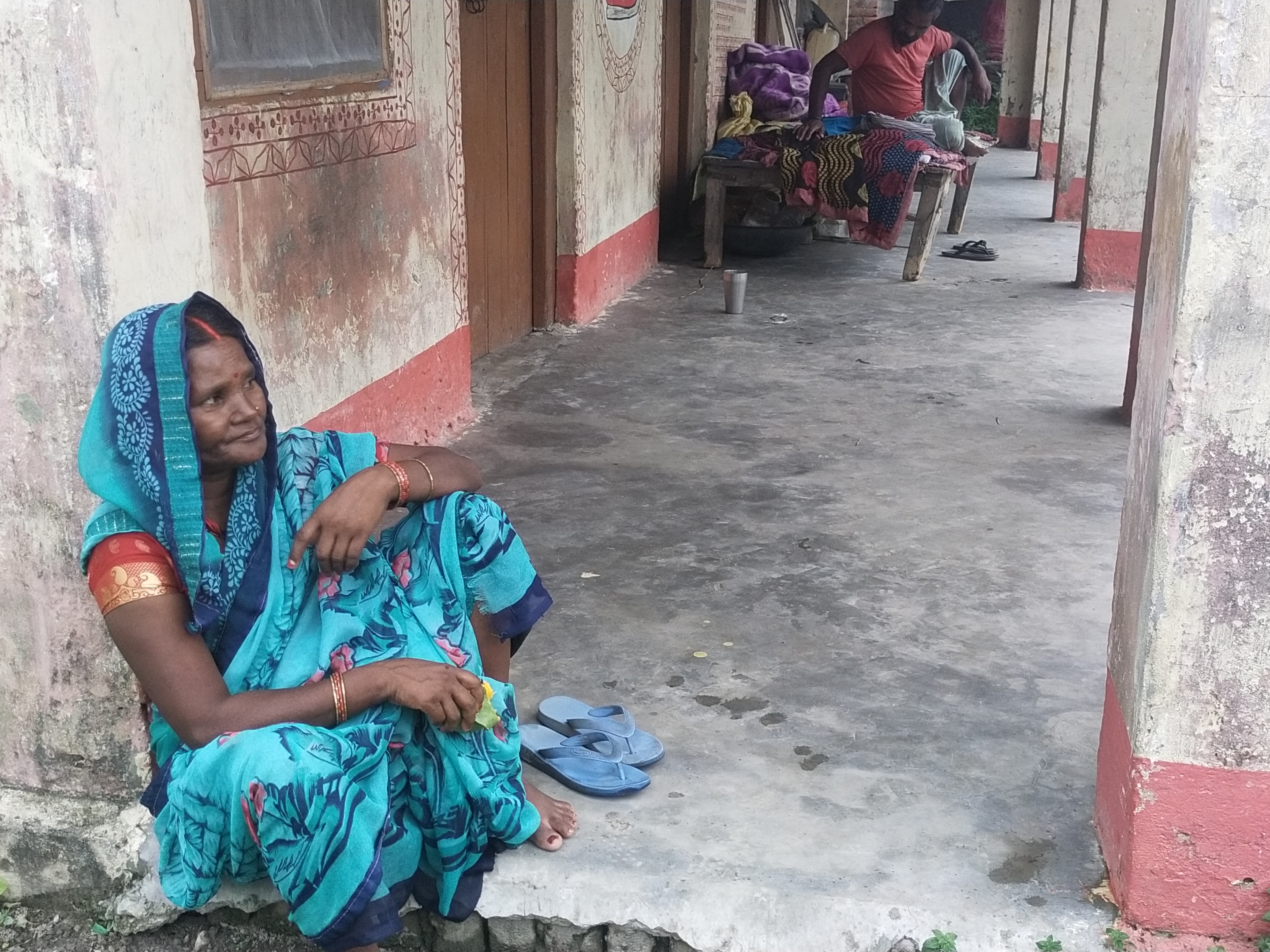 गांव के अस्पताल में शरण लिए माता-पिता।