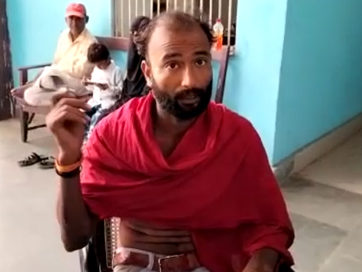 युवक सन्नी चौबे (36) डुमरांव नगर के वार्ड संख्या-1 स्थित खिरौली गांव का रहने वाला है।