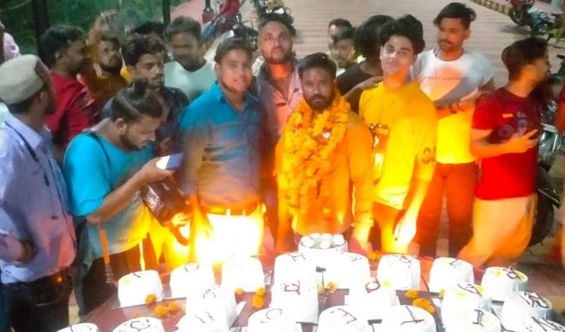 स्मारक पर बर्थडे सेलिब्रेशन के दौरान घंटों हुल्लड़ और नारेबाजी हुई।