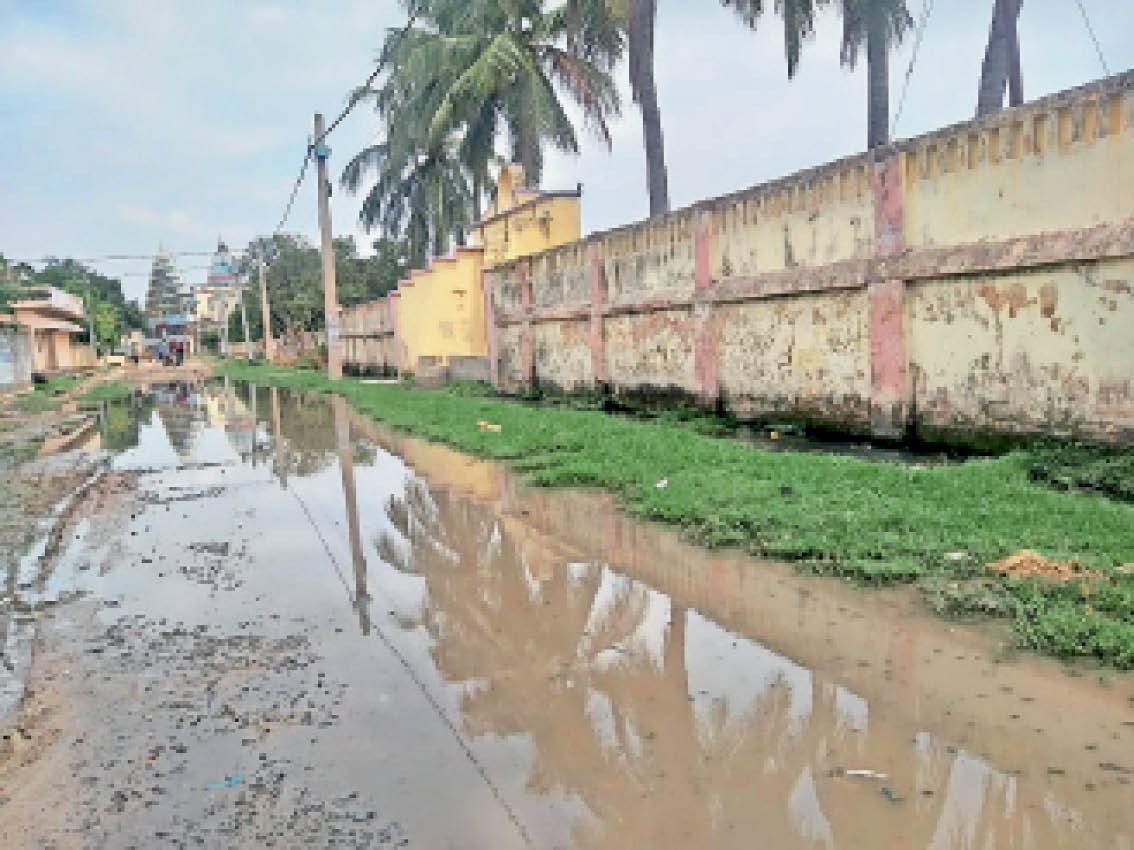 जैन मंदिर राेड पर जमा नाला का पानी। इससे श्रद्धाालुओ को दिक्कत हो रही है। - Dainik Bhaskar