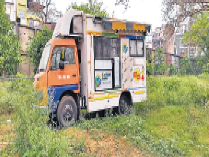 सिविल सर्जन अावास परिसर में खड़ी फूड टेस्ट करने वाली वैन। - Dainik Bhaskar