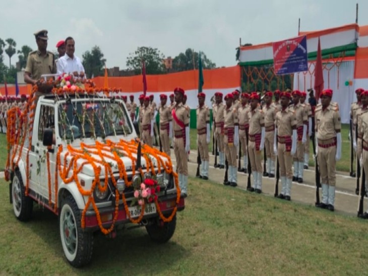 पारण परेड का निरीक्षण करते DM-SSP - Dainik Bhaskar
