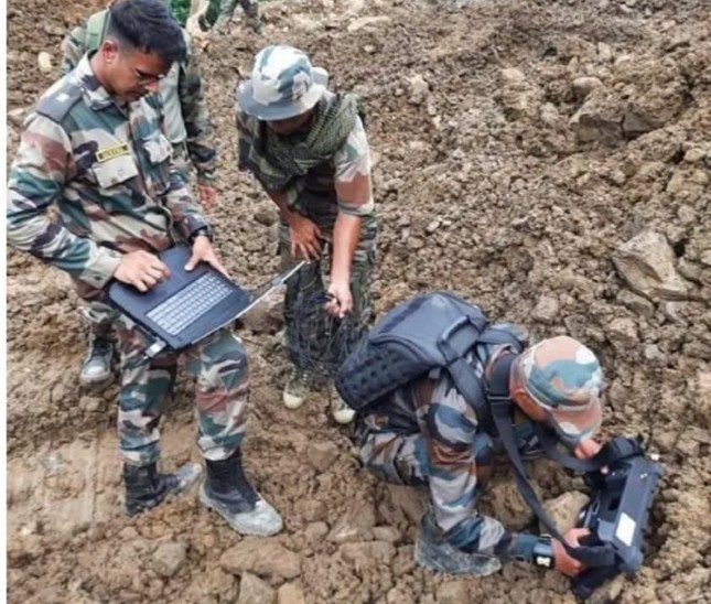 मिट्टी के नीचे दबे लोगों के रेस्क्यू मिशन में तेजी लाने के लिए थ्रू-वॉल इमेजिंग रडार की मदद ली जा रही है।