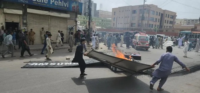 लोगों से सैमसंग के ऑफिस के बाहर जमकर हंगामा किया और कंपनी के होर्डिंग में आग लगा दी।