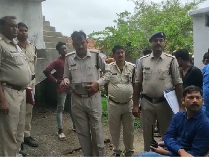 सूचना मिलने के बाद मौके पर पहुंची पुलिस।