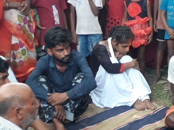 प्रेमी जोड़े को ग्रामीणों ने पकड़ लिया और सूर्य मंदिर में उनकी शादी करवा दी।