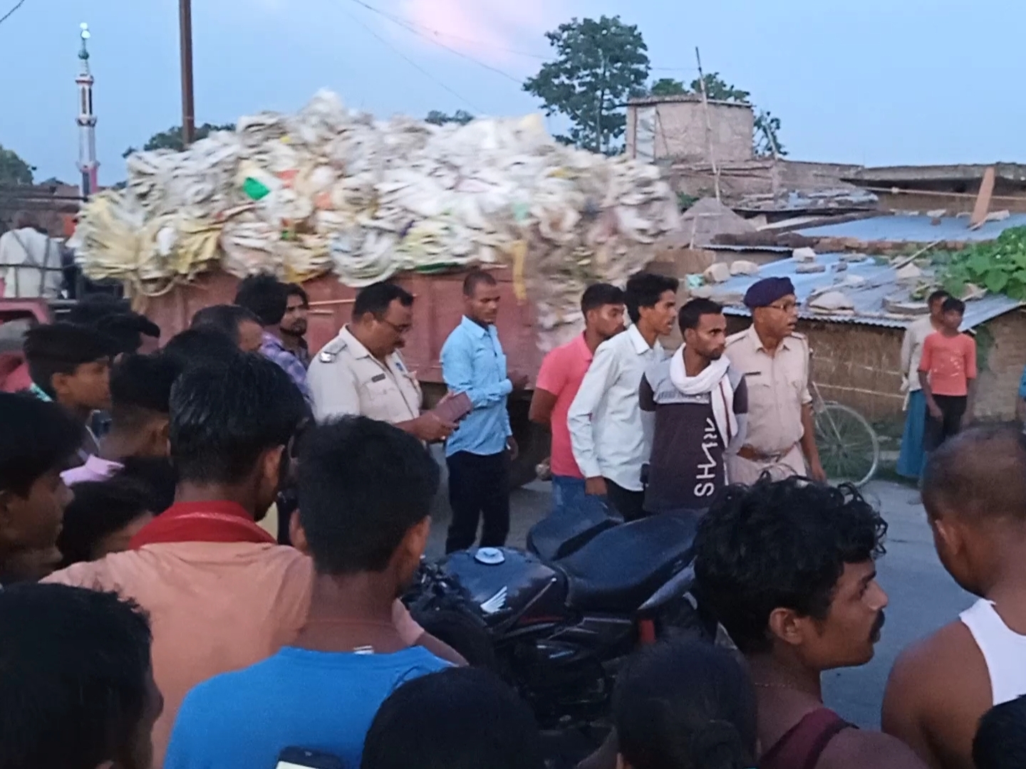 एक की मौके पर ही मौत, दूसरा जख्मी, जीएमसी किया गया रेफर | One died on the spot in road accident in bagha; bihar bhaskar latest news - Dainik Bhaskar