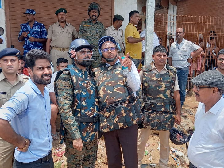 राजीव नगर थाना के नेपाली नगर इलाके में रविवार को पुलिस अवैध तरीके से बने 70 मकानों को तोड़ने के लिए पहुंची।