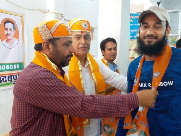 यह फोटो 2019 का है। अल्पसंख्यक मोर्चा की ओर से सदस्यता अभियान को लेकर कार्यक्रम आयोजित किया गया था। इसमें सदस्यता अभियान के जिला संयोजक करण सिंह शक्तावत (लाल चेक शर्ट) रियाज जब्बार(नीली टी-शर्ट) को बीजेपी का दुपट्टा पहनाते हुए। इसमें जिलाध्यक्ष रवींद्र श्रीमाली(सफेद शर्ट) भी मौजूद थे।
