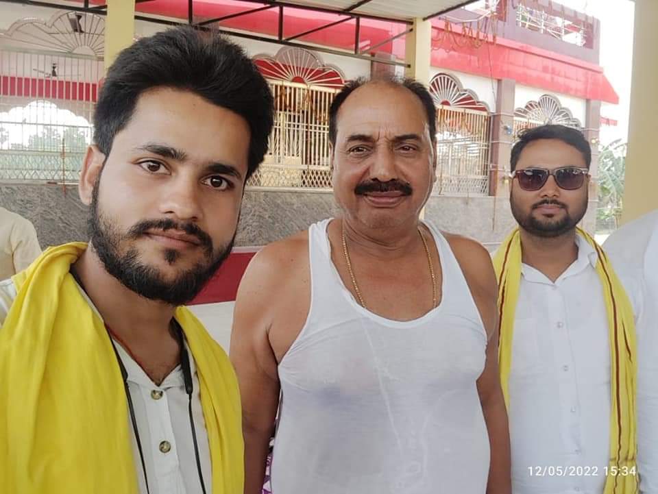 पूर्व विधायक सुरेंद्र शर्मा (बीच में)।