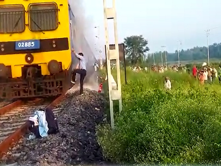ट्रेन में आग लगने के बाद उतरकर भागते यात्री।
