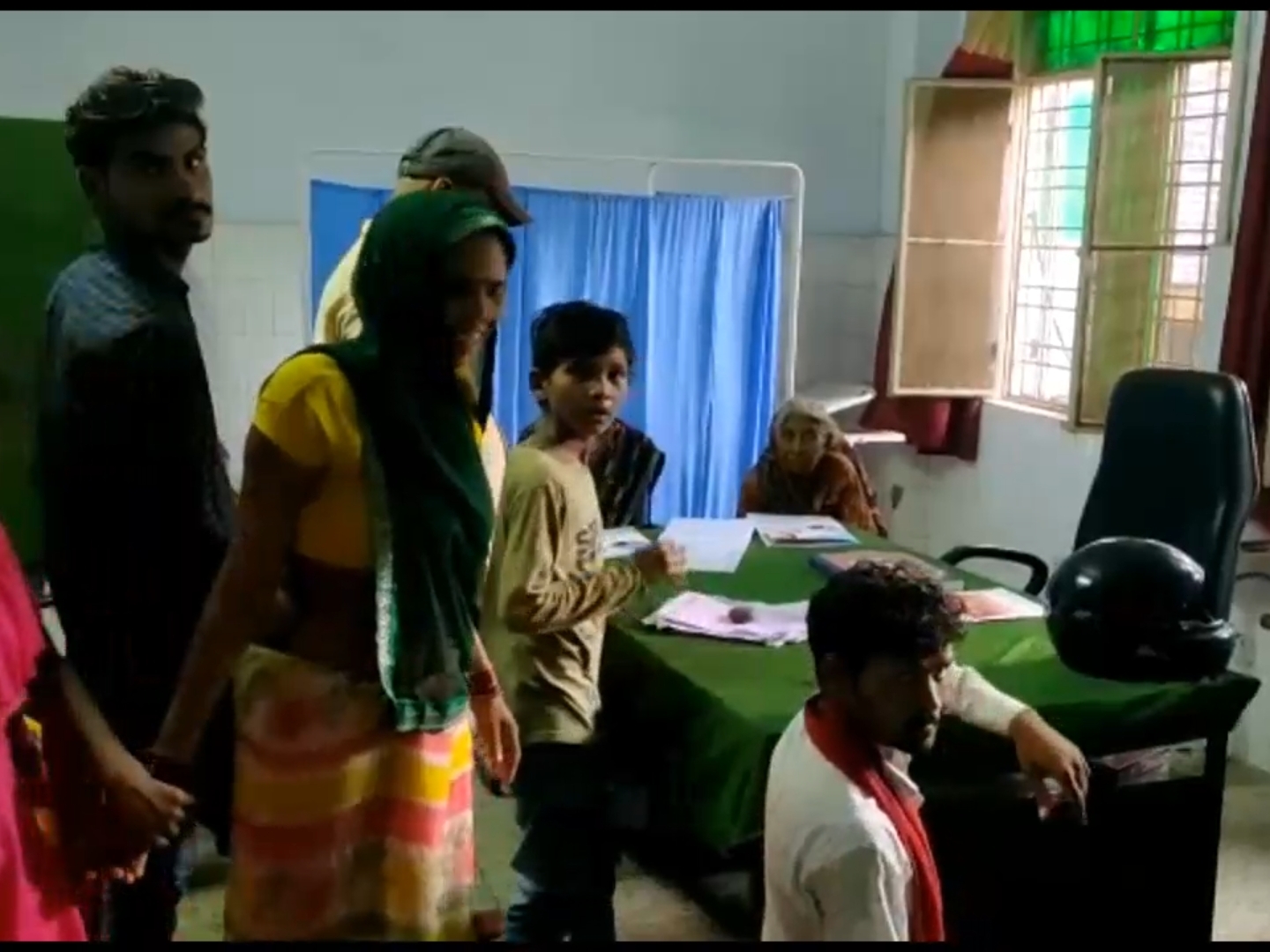 1 डॉक्टर के भरोसे ओपीडी, नदारद रहे डॉक्टर; बिना इलाज लौटे मरीज | OPD  relying on 1 doctor, missing doctors; patients without treatment - Dainik  Bhaskar