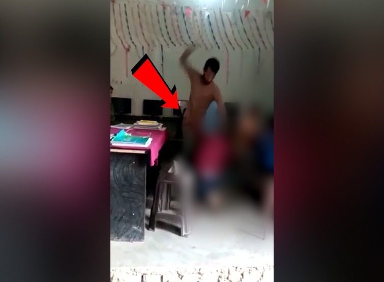 जया क्लासेस के टीचर छोटू ने बच्चे को इतना पीटा कि डंडा ही टूट गया।