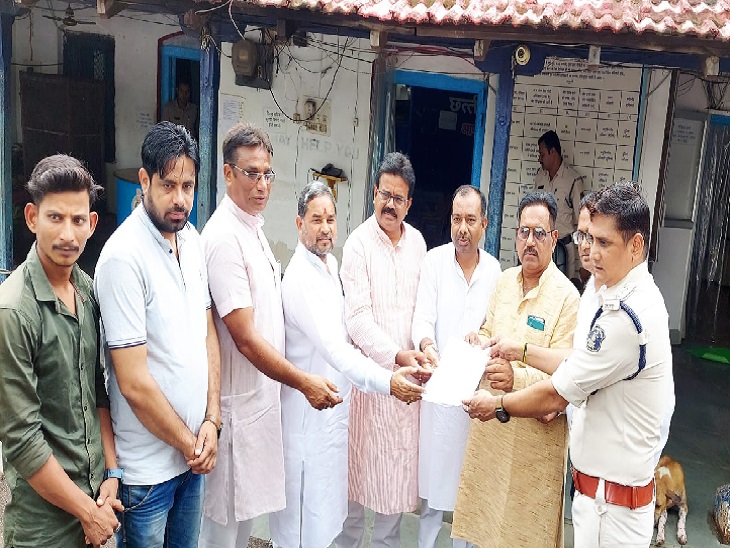 कांग्रेस नेताओं ने सिविल लाइन TI को ज्ञापन सौंपकर FIR दर्ज करने की मांग की।