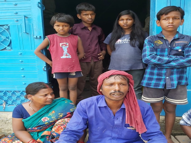 मजदूरी करने वाले राजकुमार पंडित का परिवार।