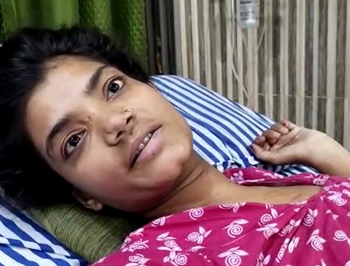 अब सोनम प्रशासन से लेकर आम लोगों से मदद की गुहार लगा रही हैं, जिससे वह फिर अपने पैर पर खड़ी होकर स्टेज शो कर सकें।