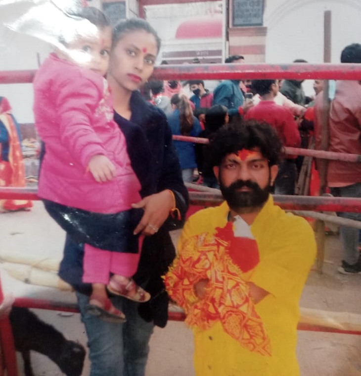 पत्नी और बेटी के साथ मुरली की फाइल फोटो।