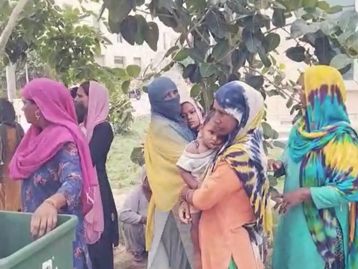 रजत की सूचना पर अस्पताल पहुंची महिलाएं।