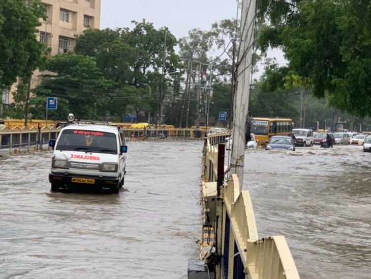 BRTS में पानी भरा होने के कारण एंबुलेंस बंद हो गई। जिसे धक्का देकर निकाला गया।
