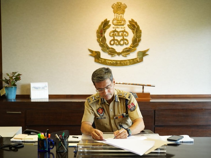 पंजाब पुलिस हेडक्ववार्टर में डीजीपी का चार्ज संभालते गौरव यादव।