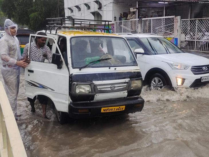 टीआई काजी ने जाम की स्थिति बनने पर बंद गाड़ियों को धक्का देकर निकालने में मदद की।