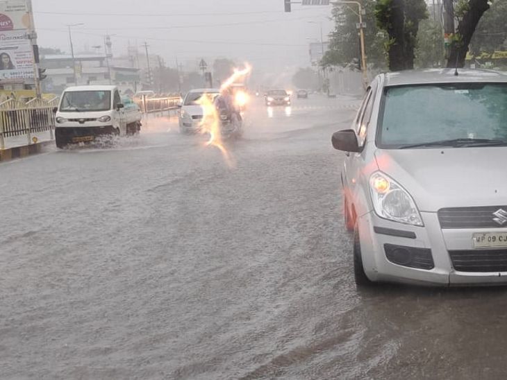 पूरा BRTS पानी-पानी हो गया। जिससे कई गाड़ियां चलते-चलते बंद हो गईं और वहीं खड़ी हो गईं।