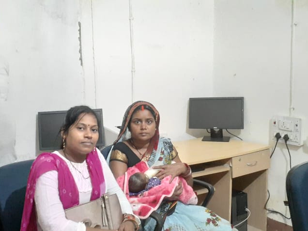 बच्चे के साथ सुनीता।