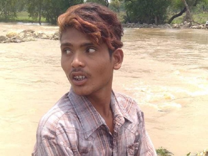 उमेश यादव को बाद में लोगों ने रस्सी और लकड़ियों के सहारे बचाया।