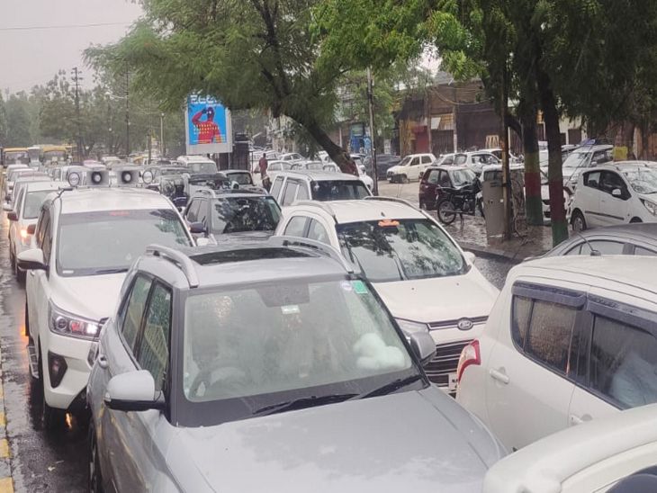 बारिश के कारण गाड़ियों की लंबी-लंबी लाइनें लग गईं। सड़कों पर जाम लग गया।