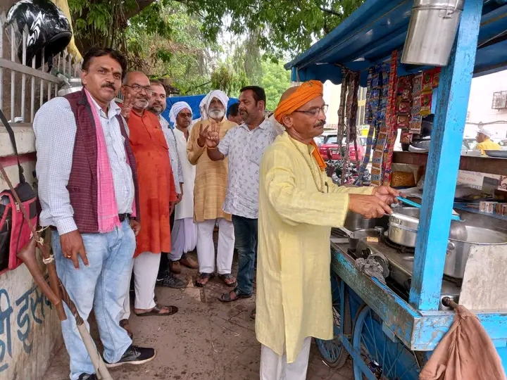 रामचरण शुक्ला रीवा शहर में 20 साल से चाय का ठेला लगाते हैं।