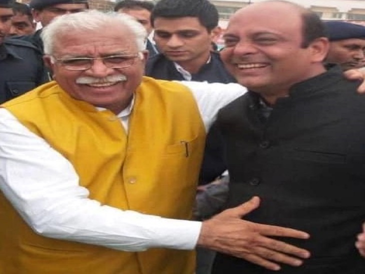 Files of many students of Faridabad were lying in the office of Haryana Pharmacy Council even today, license not received.(Dhanesh Adalkha with Chief Minister, file photo) - Dainik Bhaskar