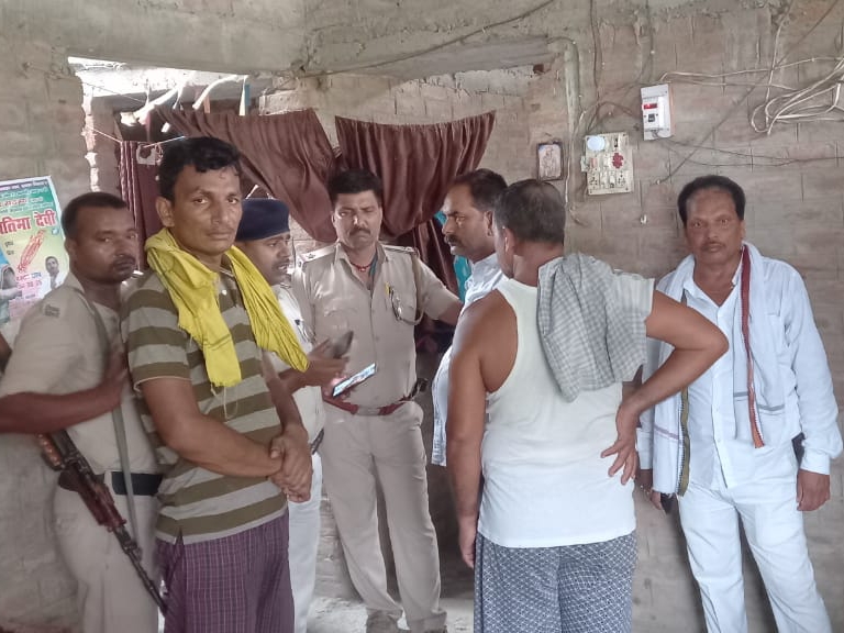 घटनास्थल पर मौजूद लोगों के साथ पुलिसकर्मी।