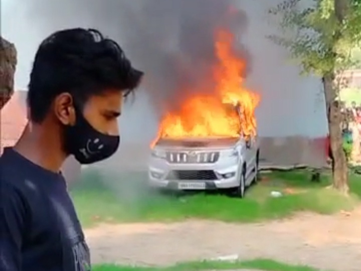 गुस्साए लोगों ने आरोपी की गाड़ी में आग लगा दी।