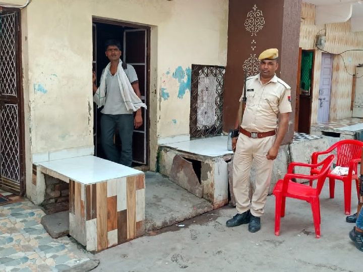 हिस्ट्रीशीटर गुड्डू हजरत के घर पूछताछ करने पहुंची पुलिस। उसके खिलाफ 44 मामले अलग-अलग धाराओं में दर्ज हैं।