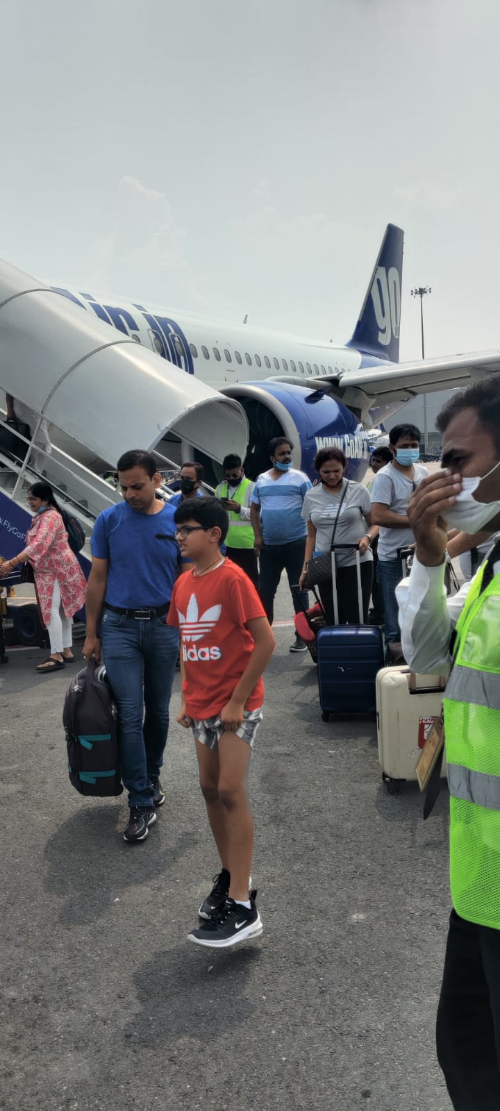 दिल्ली एयरपोर्ट पर वापस लौटी फ्लाइट की फोटो। - Dainik Bhaskar