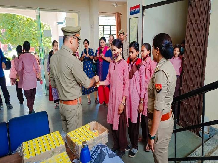 थाना प्रभारी विनोद कुमार ने बच्चों को बांटा फ्रूट जूस।