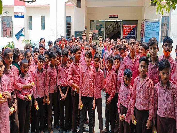 पुलिसकर्मियों से मिलकर बच्चे दिखे उत्साहित।