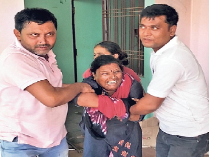 घर से सारा सामान निकलने के बाद मुजफ्फरपुर की अंजू देवी घर में बैठ गई - Dainik Bhaskar