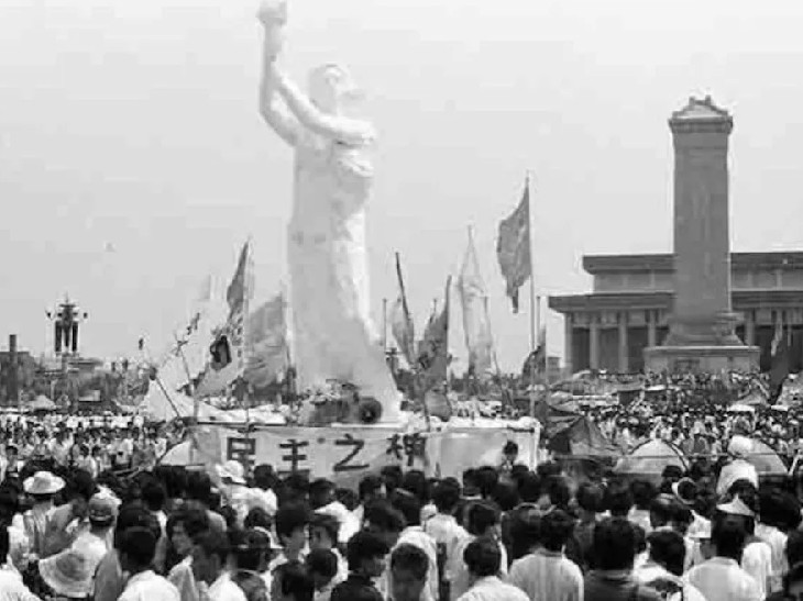 1989 में चीन की राजधानी बीजिंग के थियानमेन स्क्वायर पर आंदोलन कर रहे हजारों लोगों को गोलियों से भून दिया गया था।