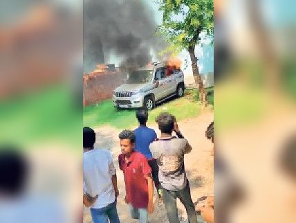 मारे गए प्रोपर्टी डीलर और उग्र लोगों द्वारा जलाई गई आरोपी की गाड़ी। - Dainik Bhaskar