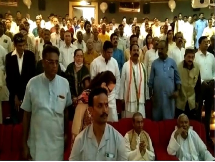 लखीराम आडिटोरियम में आयोजित कार्यक्रम में शामिल हुए कांग्रेस व भाजपा नेता।