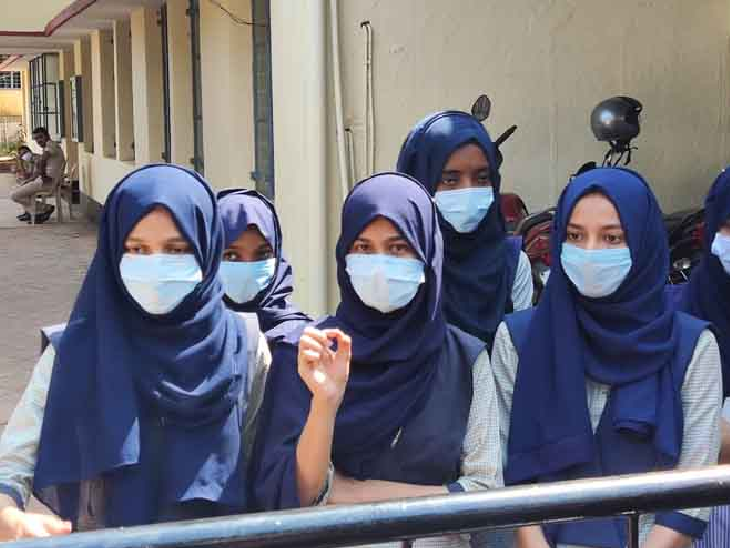 कर्नाटक में जनवरी में एक स्कूल में छात्राओं के हिजाब पहनने को लेकर विवाद हो शुरू हो गया था, जिसके बाद कर्नाटक हाईकोर्ट ने शिक्षण संस्थानों में हिजाब पर बैन लगाने का आदेश दिया था।